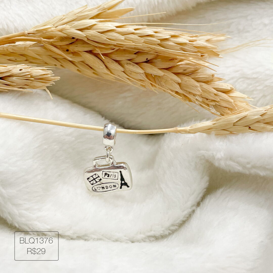 Berloque Mala Paris Pendurado Esmaltado Prateado